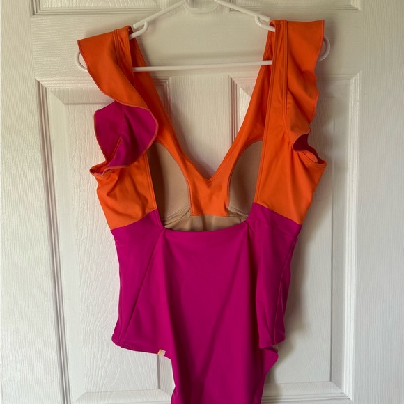 Summersalt- The Ruffle Backflip - Picture 2 of 3